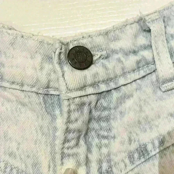 Vintage 80s Jean Shorts Pleated Blue Light Wash 24” Waist Bermuda Sunset Blues - Picture 10 of 11